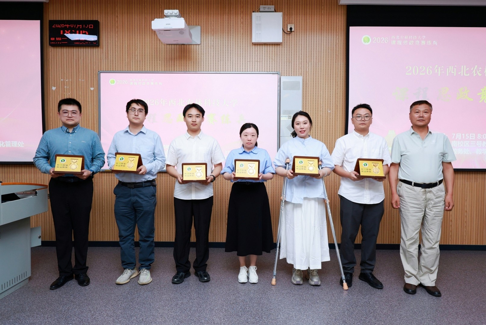 课程思政教学骨干颁奖（1）.jpg