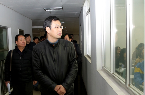 副校长马建华检查开学第一天上课情况 靳军摄