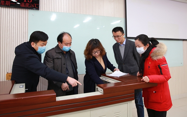 6陈玉林副校长带领工作人员检查教室设备_副本.jpg